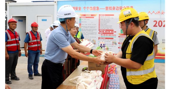 济南市住房和城乡建设局赴集团公司在建项目开展“工会送清凉、防暑保安康”慰问活动